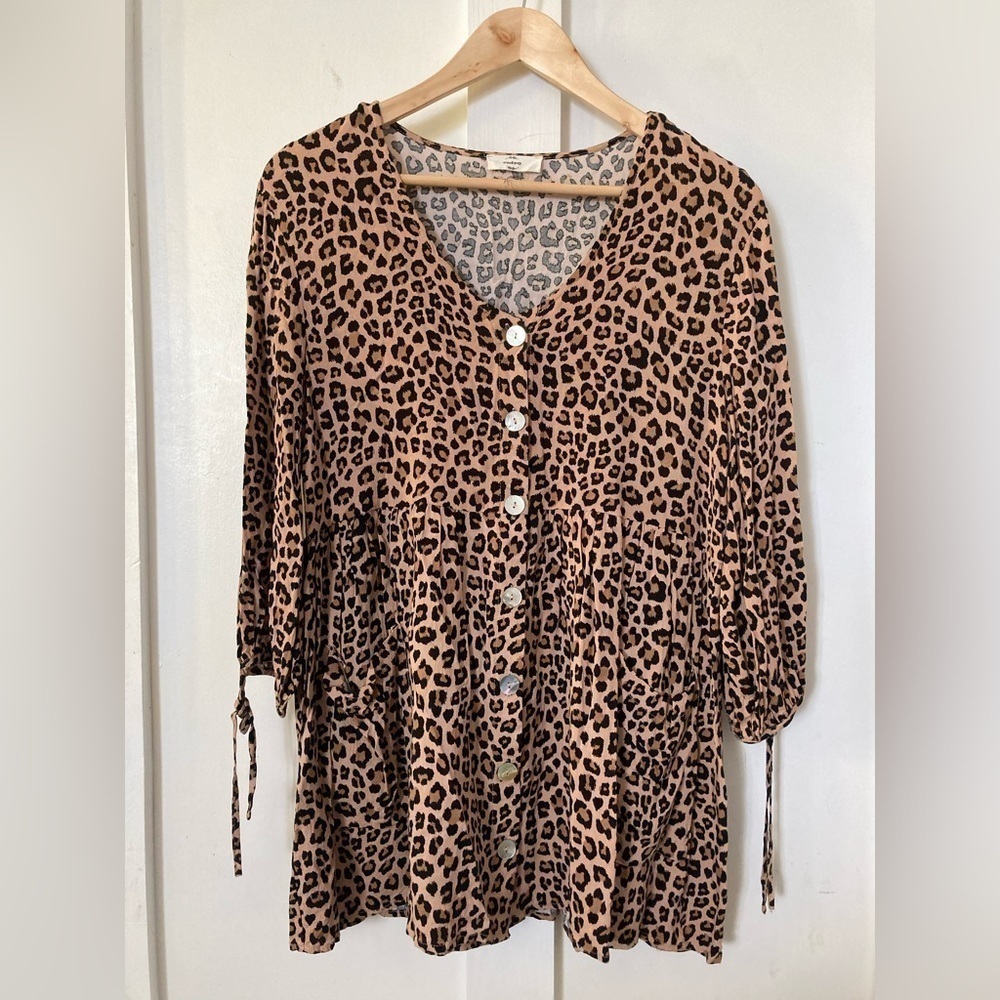 Entro Medium button down blouse leopard print mother of pearl 3/4 sleeves